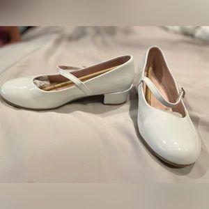 Brand new girls size 4 white dress shoes with slight heel